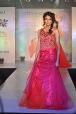 Model walks for Manali Jagtap Show at Global Magazine- Sultan Ahmed tribute fashion show on 15th Aug 2012 (212).JPG